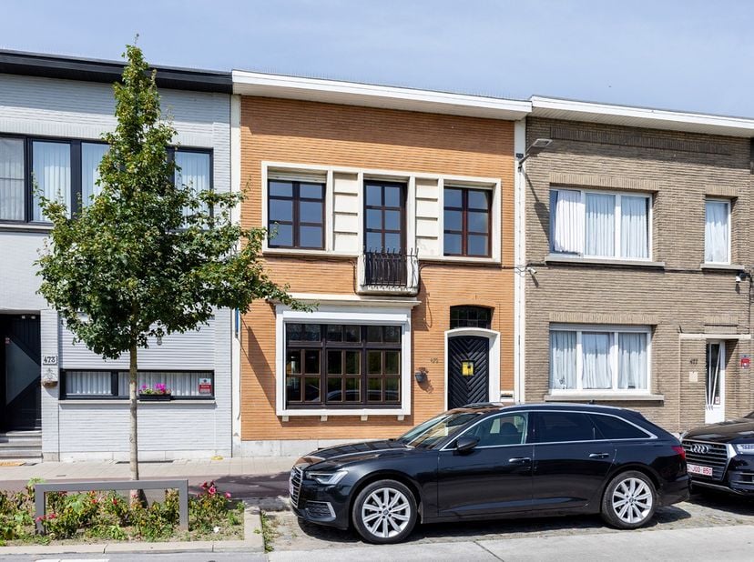 Bent u op zoek naar een woning met karakter, ruimte en toekomstpotentieel? Dan zal deze charmante woning u ongetwijfeld weten te bekoren. Achter de au