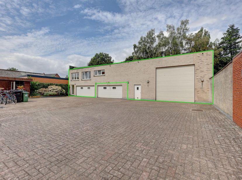 Vraag hier uw bezoek aan: <br />
https://mijnhuurprofiel.be/property/1dc75d80-98a7-4270-9714-3bec134c85dd/login<br />
<br />
Ruime loods met polyva