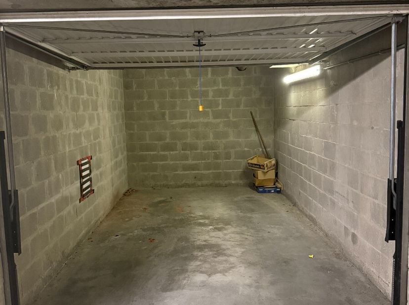Gesloten garagebox te koop in Knokke-Heist vlakbij het Heldenplein en het strand te Heist-aan-Zee. Een bezoek ter plaatse wordt sterk aangeraden en is