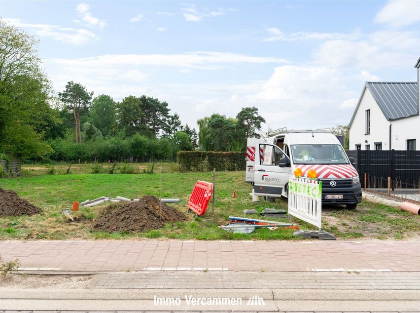 Knap perceel bouwgrond voor halfopen bebouwing, gelegen op een gunstige locatie net buiten het landelijke dorpscentrum van Putte - Peulis.<br />
<br