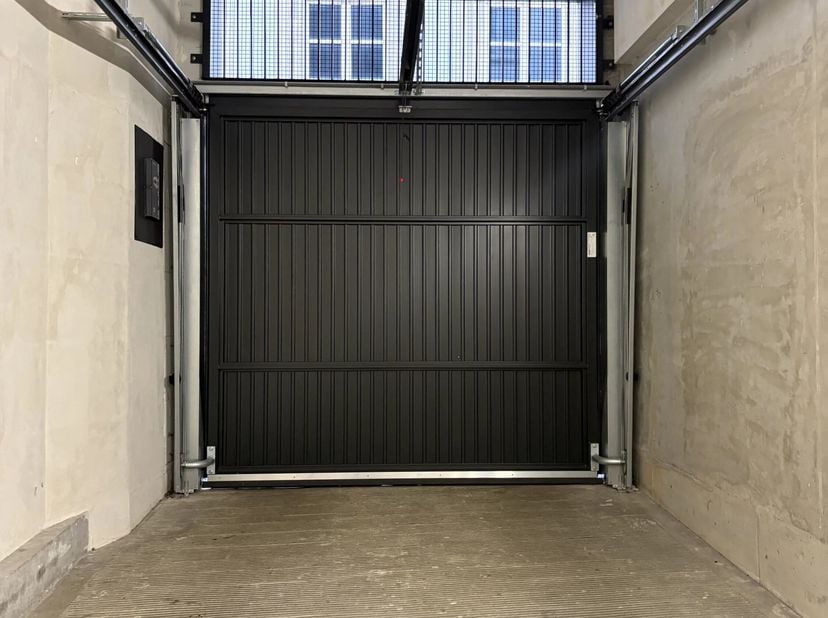 Parkeerplaats te huur  Centrum Brussel<br />
Veilige parkeerplaats gelegen op niveau -1, in het midden van Brussel, achter de Sint-Michiel-en-Gudulaat