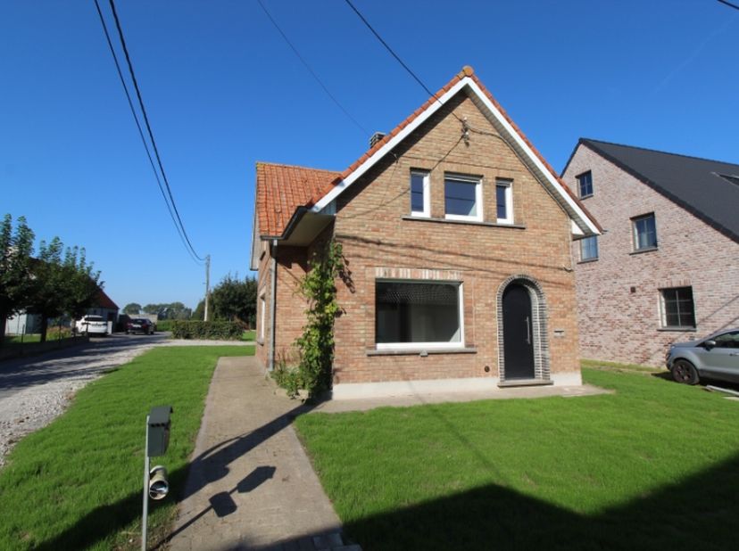 Alleenstaande gerenoveerde woning op een heel centrale ligging gelegen langs de Sint-Henricusstraat.<br />
Op slechts 5 minuten sta je in Kortemark of