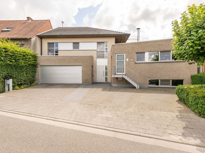 Op wandelafstand van het centrum van Ruiselede kunt u deze instapklare en ruime woning met parkeerplaats voor meerdere wagens, dubbele garage en een v