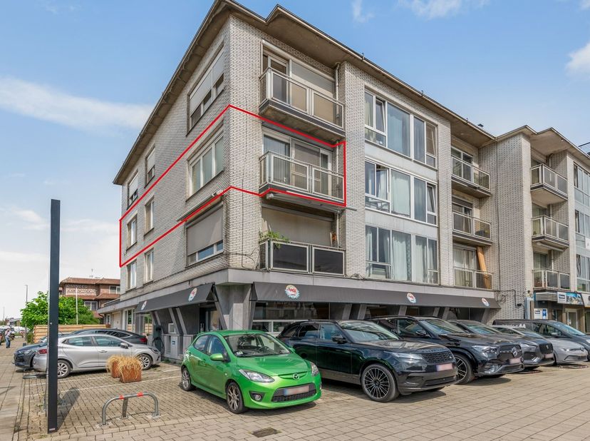 Dit instapklare appartement is gelegen op de tweede verdieping van een goed onderhouden gebouw met lift aan de Bisschoppenhoflaan in Deurne. Het appar