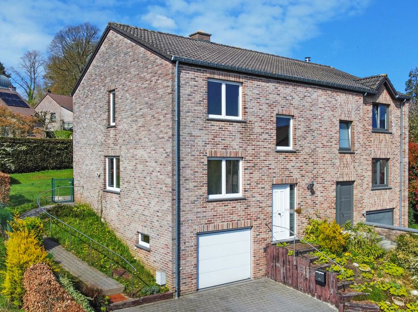 Située dans un adorable petit clos à Ottignies, à deux pas des facilités et de la clinique, cette maison trois façades séduit par son cadre paisible e
