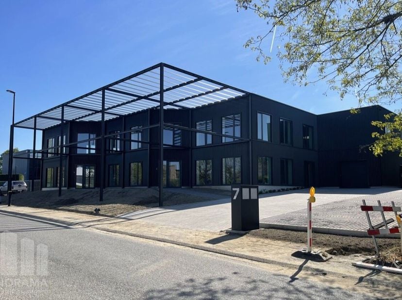 Kwalitatief en lichtrijk kantoor van 440 m² met 137 m² opslagruimte te huur op een uitstekende locatie nabij de R0 in Wemmel.<br />
Deze instapklare k