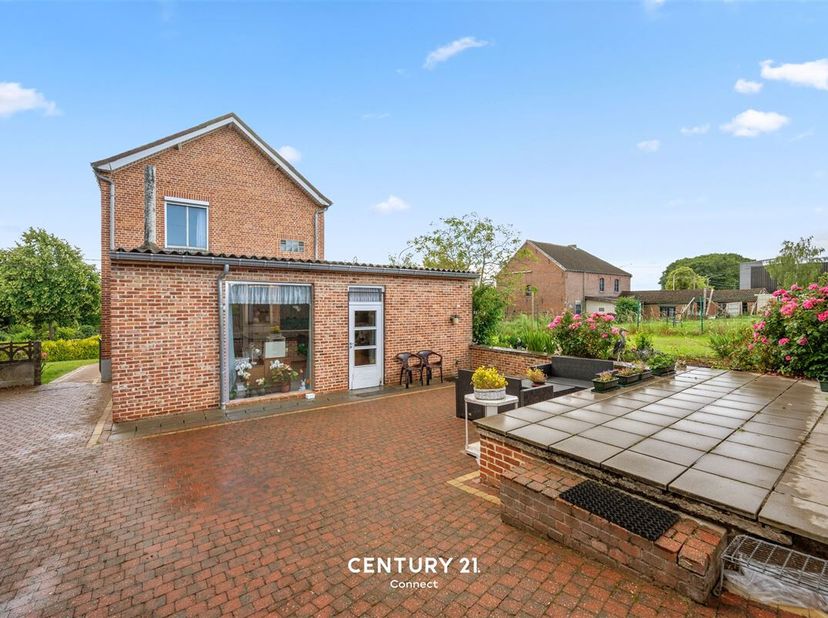 Deze te renoveren vrijstaande woning is gelegen op de Staatsbaan, een belangrijke verbindingsweg tussen Sint-Joris-Winge, Kessel-Lo en het Leuvense tr