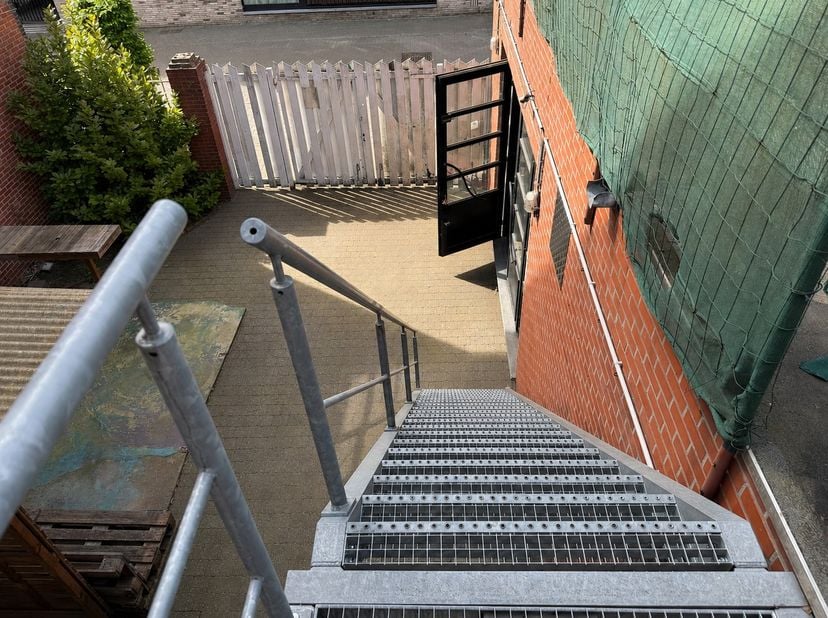 Bent u op zoek naar een ruim appartement op een toplocatie in Hasselt? Dan is dit appartement zeker een bezoek waard!<br />
<br />
Het appartement bes