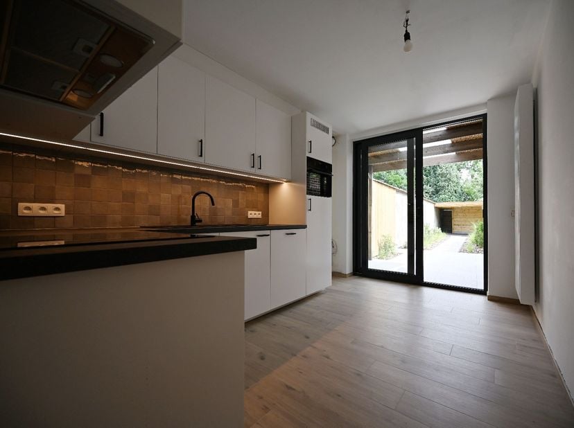 Dit charmante huisje combineert slim ruimtegebruik met een hoogwaardige afwerking. Ideaal voor een single of dynamisch koppel dat houdt van comfortabe