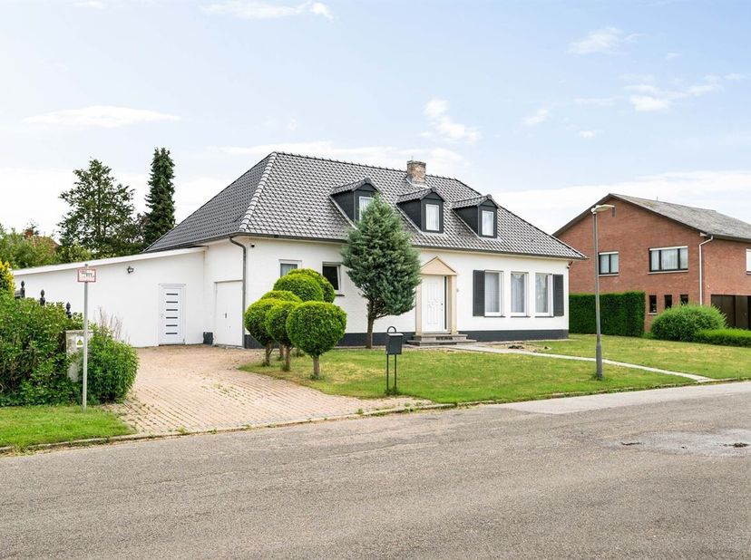 Ruime gezinswoning met 5 slaapkamers &amp; garage in Tessenderlo<br />
Locatie: <br />
Rustig gelegen in Tessenderlo-Ham met een vlotte verbinding naar wi