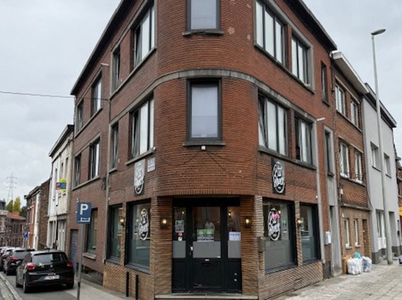 Immeuble mixte très bien situé au centre de Montignies/s/s comprenant un superbe commerce à usage de sandwicherie avec toilettes (homme et dames), rés