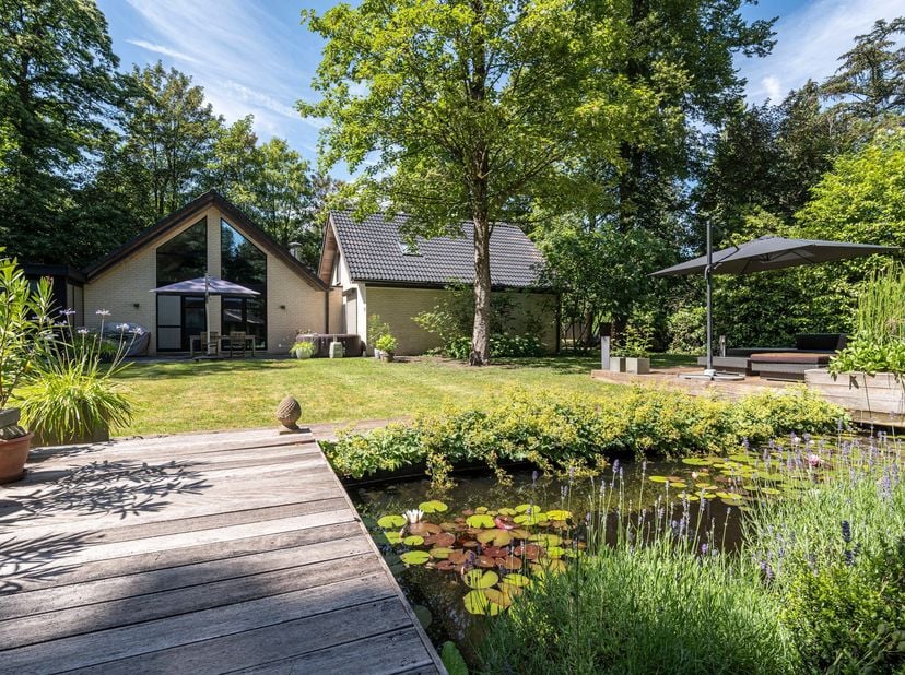 Moderne villa met orangerie, paardenstallen en volledige privacy, op een mooi en groen perceel van ca. 2.565 m²<br />
De gelijkvloerse verdieping:<br