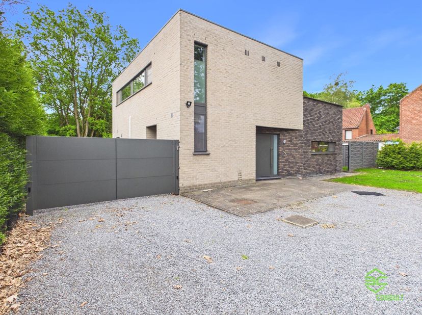 + Als u op onze eigen website (www.empresaconsult.be) naar deze woning doorklikt, vindt u een volledige 360° impressie! +<br />
<br />
Aan de doorga