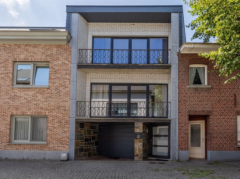 Cette maison rénovée, située au rez-de-chaussée, avec une terrasse ensoleillée et une cour intérieure agréable, se trouve au centre de Zichem. La mais