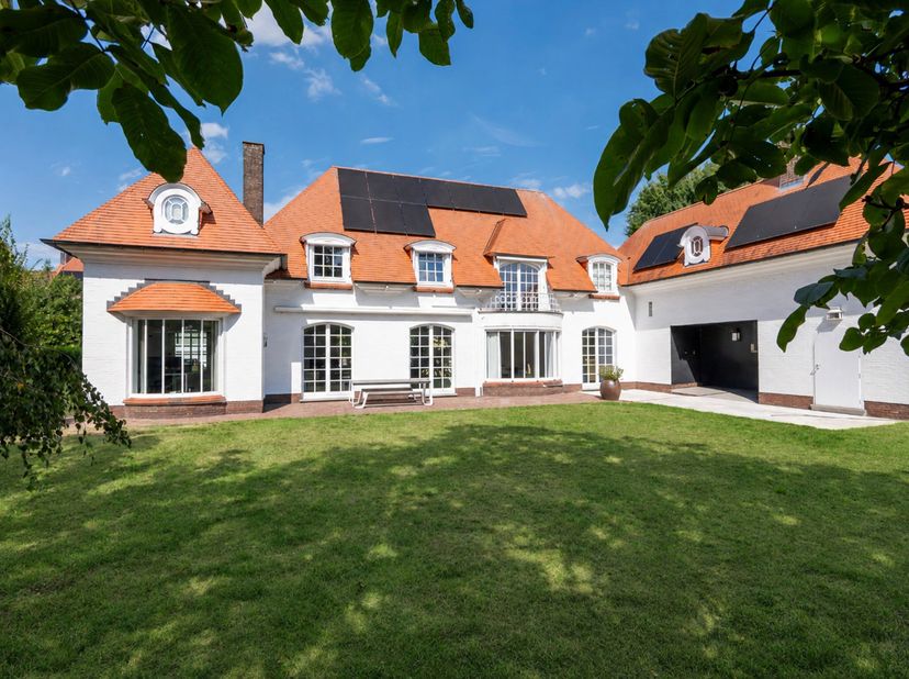 Karaktervolle woning met prachtige groene tuin, authentieke elementen en tal van mogelijkheden voor wonen en werken.<br />
Deze karaktervolle woning b