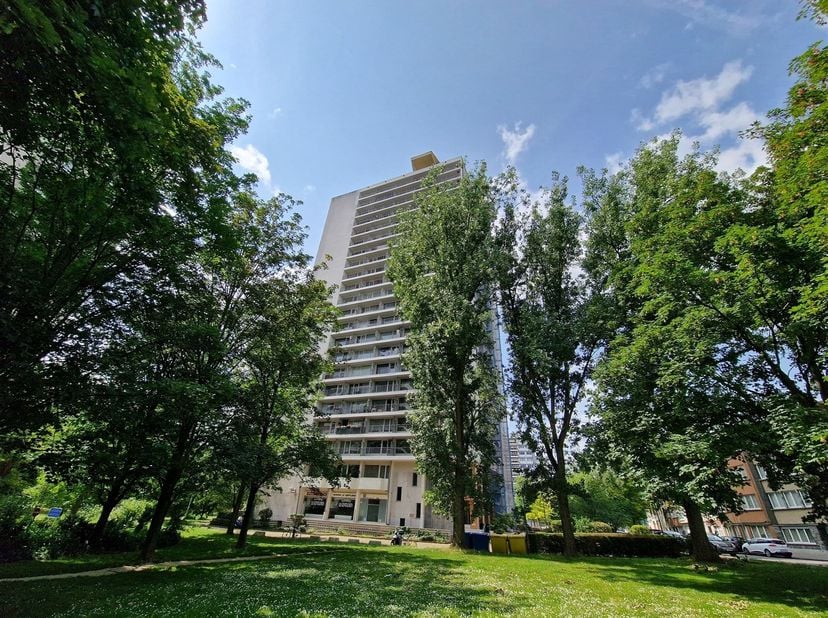 ***SOUS OPTION*** Quartier Zamenhof. A Proximité des transports et des commerces. Magnifique studio meublé +/- 37m² avec 1 chambre aménagée et avec te