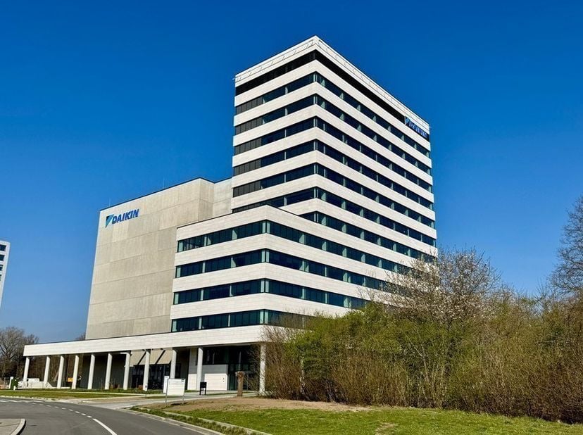 1598m² kantoorruimte verdeeld over 11de en 12de verdieping van kantorencomplex 'Daikin Europe R&amp;D Center' - opsplitsbaar in 2 delen (2 x 799m²)<br />