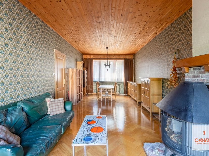 Deze woning is uitstekend gelegen tussen het station Gent-Sint-Pieters en het UZ Gent. Lokale handelaars, scholen en op- en afritten bevinden zich nab