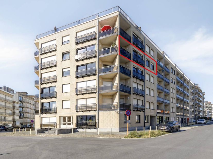 In de Charleroistraat te Koksijde, een zijstraat van de Zeedijk, vinden we dit instapklaar appartement met 2 slaapkamers te koop. Dit appartement is z