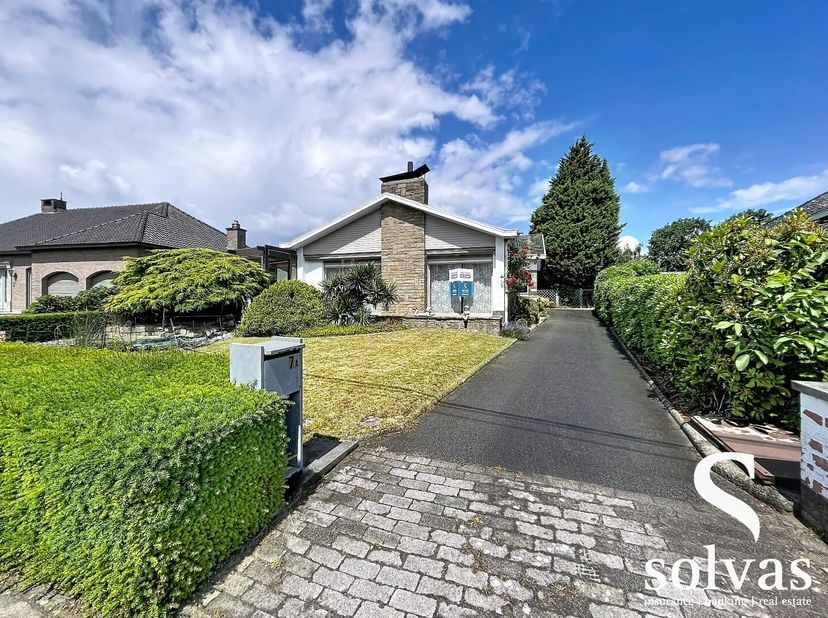Deze prachtige woning in Aalter is een ruime bungalow op een toplocatie, omgeven door een mooie tuin en een gezellig terras. De woning beschikt over e