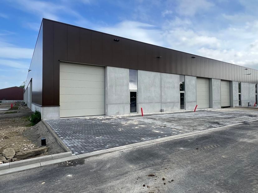 Nieuwbouw KMO-unit van 144 m² te huur in het nieuwe bedrijvenpark "STADSBEEMD", strategisch gelegen op het bedrijventerrein van Halen, vlakbij de op-