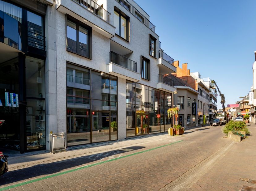 Bent u op zoek naar een unieke kans om een bloeiende handelszaak te starten of uit te breiden? Gelegen op een uiterst strategische commerciële locatie