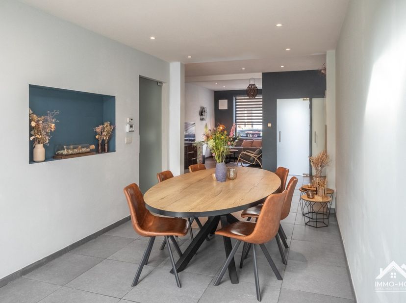 Deze instapklare woning combineert een praktische indeling met aangename en lichtrijke leefruimtes. De gezellige woonkamer sluit aan op een bijzonder