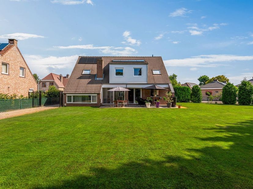Instapklare gezinswoning met 4 slaapkamers, 2 badkamers op 1023m²<br />
Gelijkvloers:<br />
De woning wordt betreden via de inkomhal met gastentoilet,