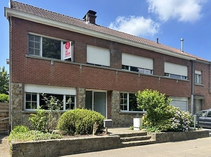 Deze te renoveren woning is de perfecte opportuniteit voor wie op zoek is naar een eigendom die volledig naar eigen stijl en wensen ingericht kan word