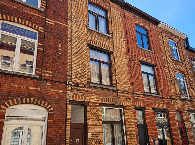 Centraal gelegen, ruime ééngezinswoning met 3 slaapkamers. Indeling: inkom, toilet, ruime living met aansluitend een ingerichte keuken. Verdieping 1: