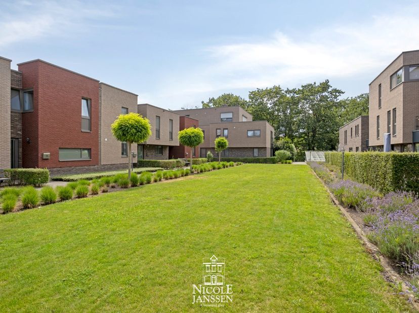 Ontdek dit exclusief penthouse waar hoogwaardige materialen, een stijlvolle afwerking en een ruimtelijk gevoel centraal staan. Met een bewoonbare oppe