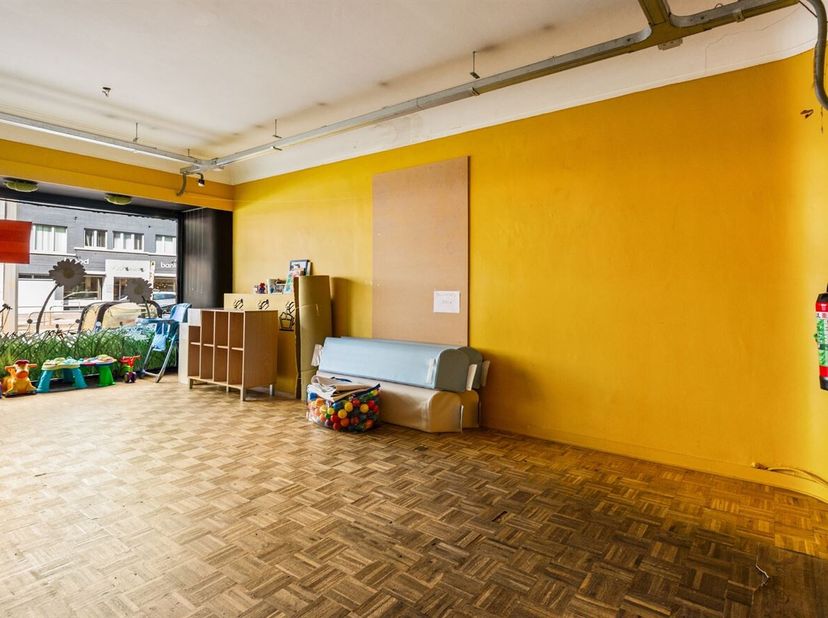Gelijkvloers handelspand (117m²) met aangelegde stadstuin,biedt tal van mogelijkheden voor zelfstandige activiteiten of als vrij beroep op een central