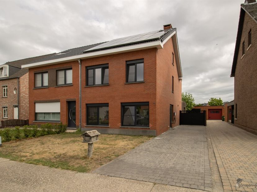 Volledig gerenoveerde HOB met 4 slaapkamers op 431 m². <br />
Gelijkvloers: <br />
Inkomhal van 5 m². <br />
Woonkamer van 46 m² op parkettegel met ho