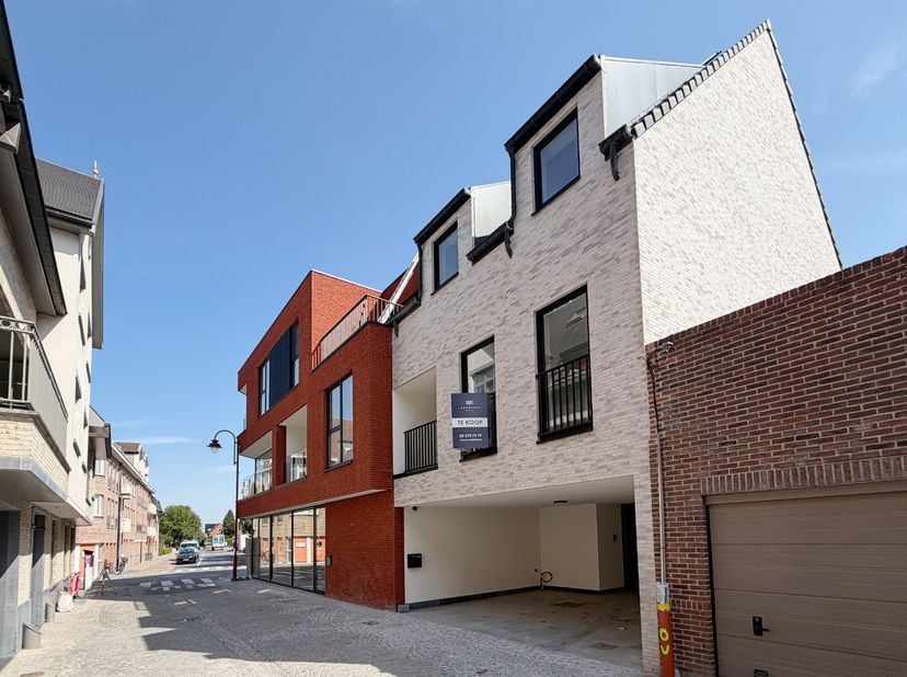 Deze nieuwbouwwoning beschikt over een bewoonbare oppervlakte ca. 167 m² en is ingedeeld als volgt:<br />
&amp;nbsp;<br />
<br />
	Gelijkvloers: een carpo