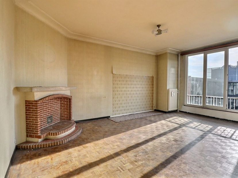 Home Expert Immo vous propose cet appartement deux chambres situé à Etterbeek, à proximité des grands axes, du métro et de la gare, offrant un accès r