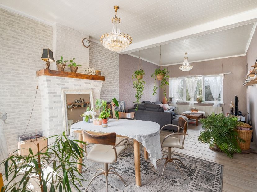 Op zoek naar een woning met ruimte, licht en tal van mogelijkheden? Dan is deze halfopen bebouwing aan de Assenedesteenweg 255 in Zelzate een bezoek w