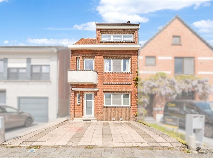 Op zoek naar een ruime woning waar u meteen kunt intrekken? Deze verrassend ruime rijwoning in Mol biedt maar liefst 185 m² woonoppervlakte op een moo