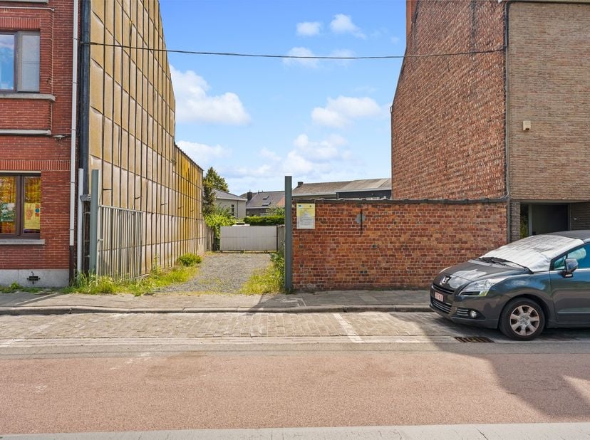 <br />
Garagecomplex bestaande uit&amp;nbsp;8 afzonderlijke garageboxen, aangevuld met een perceel grond van ongeveer&amp;nbsp;320 m². Gelegen op een rustige