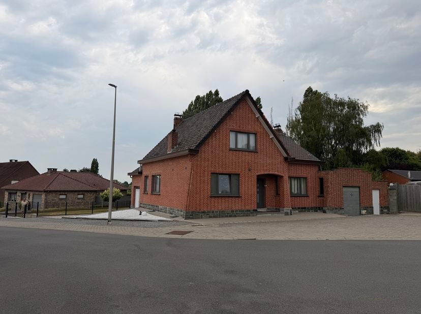 Gingelom, Statiestraat 9: op te frissen ruime woning op 9 are 46 ca. Op gelijkvloers: Inkomhal, badkamer, ruime living, keuken, kelder, achterkeuken-b