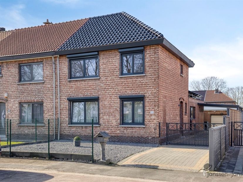 HOB entièrement rénové à un emplacement de choix sur une place tranquille à Genk<br />
Vous êtes à la recherche d'une maison prête à emménager avec de