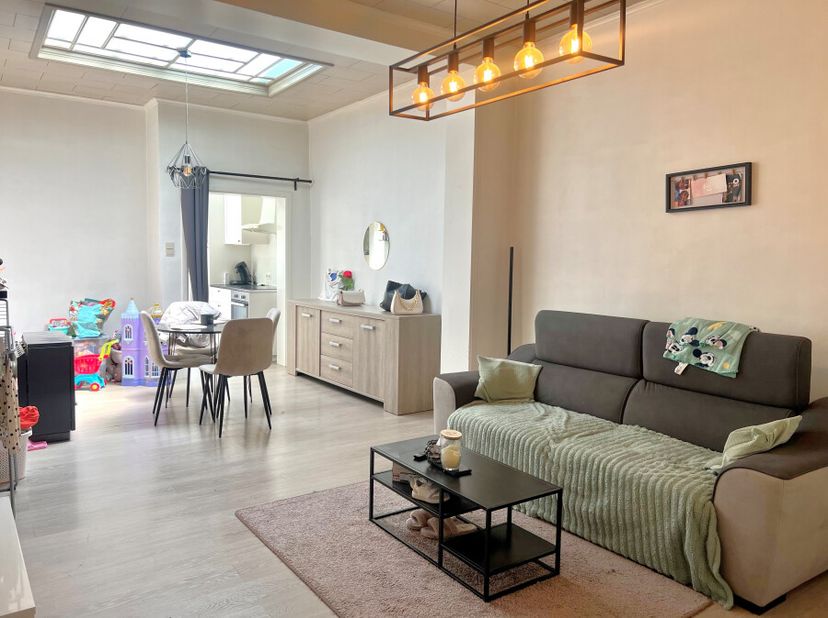 Woning met inkomhal, voorplaats/berging, living, keuken, badkamer, kelder, buitenberging, terras en een tuin. Op de eerste verdieping zijn er 2 slaapk
