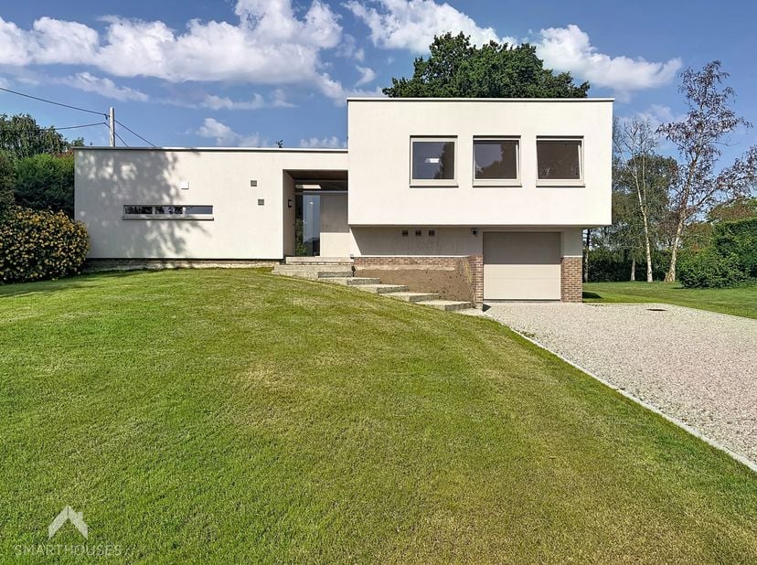 Instapklare vrijstaande woning op een sublieme locatie bestaande uit een inkomhal met ingemaakte vestiairekast en afzonderlijk toilet. Ruime lichtrijk