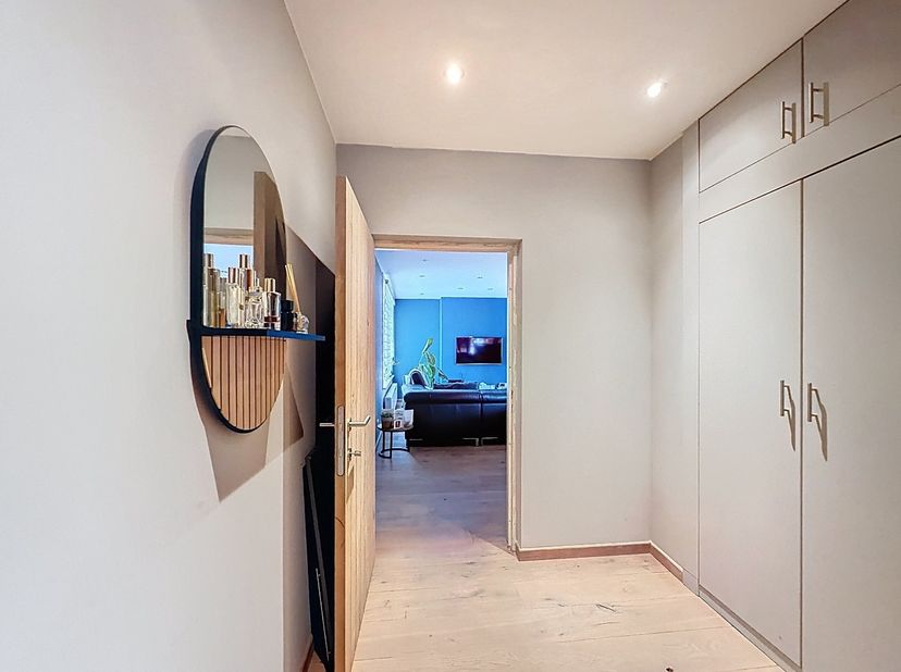 Dit stijlvol en volledig gerenoveerde appartement in Tienen combineert tijdloze elegantie, modern comfort en een ruime indeling. Met een bewoonbare op