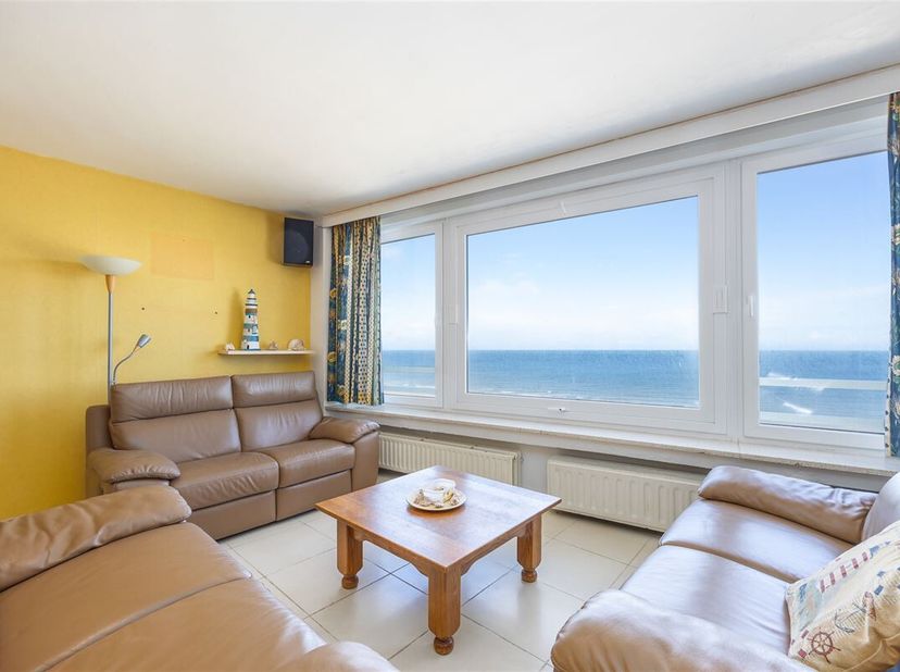 Ruim appartement met frontaal zeezicht in klein gebouw met één appartement per verdieping.   Het appartement is zeer goed gelegen op de Zeedijk en mid