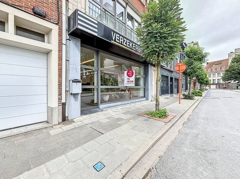Kantoorruimte van ca. 134 m² met veel lichtinval te huur in Kortrijk. Het kantoor is gelegen in het centrum nabij diverse invalswegen, het station en