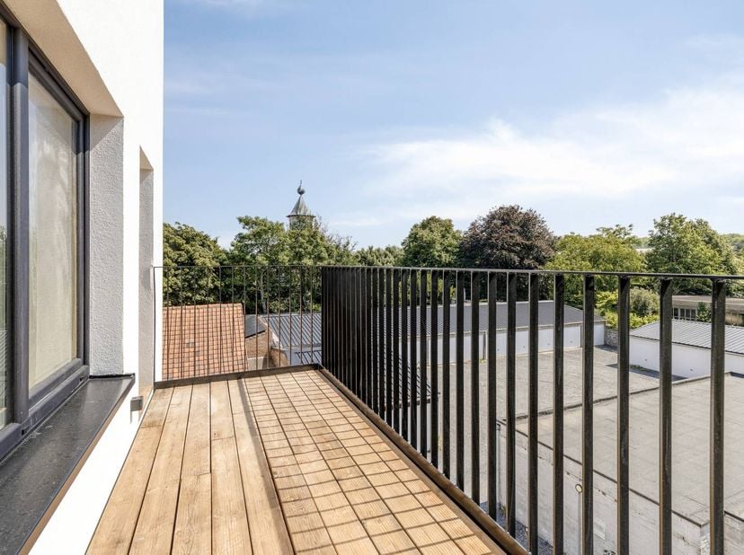 In de Veurnestraat te De Panne vinden we dit ruim en lichtrijk appartement (121 m²) met zongerichte terras (5 m²) te koop. Het appartement werd volled