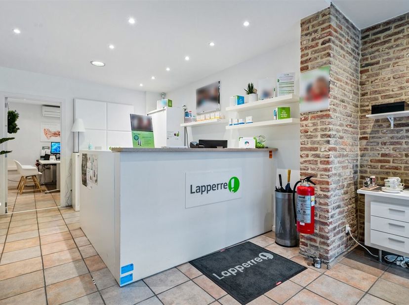 Handelshuis met 4 slaapkamers in Deurne!<br />
Ligging: <br />
Dit handelshuis is gelegen op de Gallifortlei te Deurne. De locatie is commercieel idea