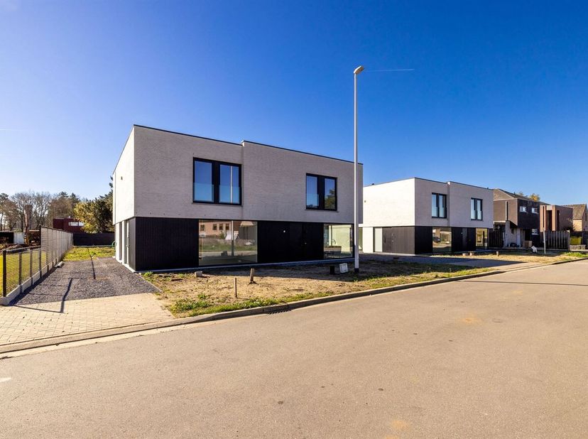 Energiezuinige halfopen nieuwbouwwoning met 3 slaapkamers te Heieinde, Laakdal<br />
Te bezoeken tijdens het opendeurmoment op zaterdag 11/07/2026 om