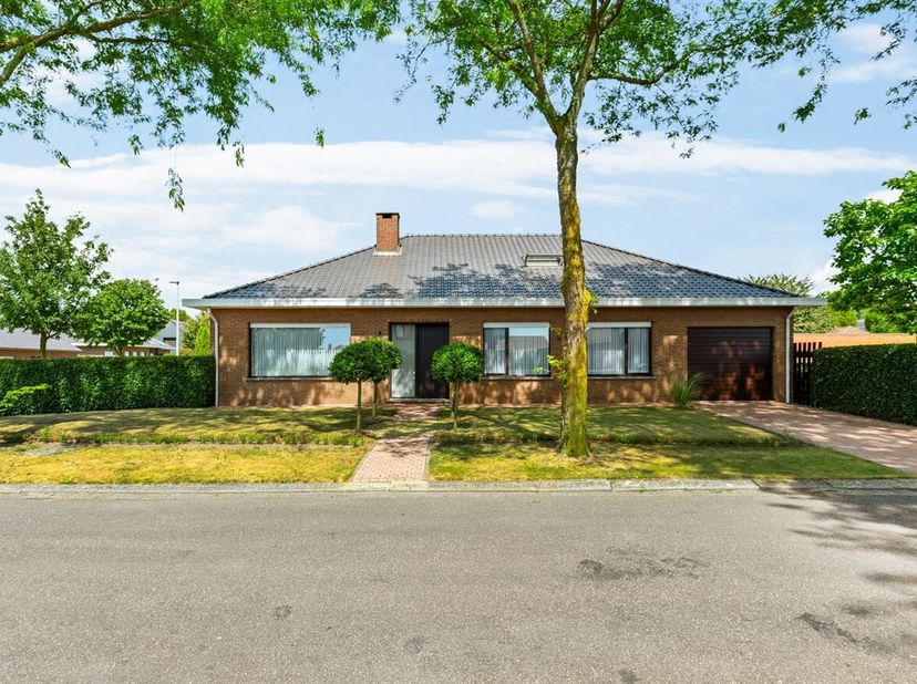 Locatie:<br />
Deze laagbouwwoning is gelegen aan de Turfweg 1 in Rijkevorsel. Het is een doodlopende staat met weinig verkeer dus zeer rustig en kind