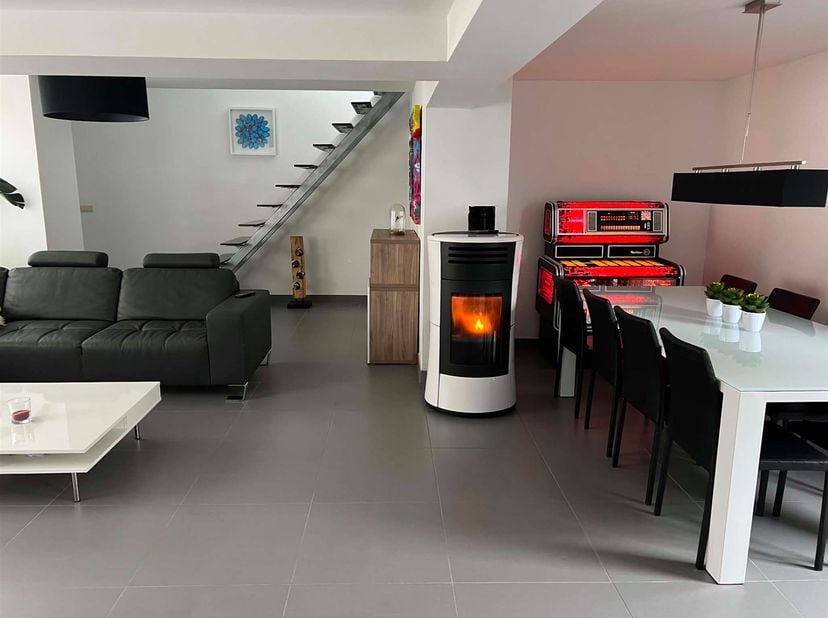 Charmant, smaakvol gerenoveerd huis op 1 are 50 centiares in een rustige straat in het mooie dorpje Bury.<br />
<br />
Dit huis met 3 slaapkamers he